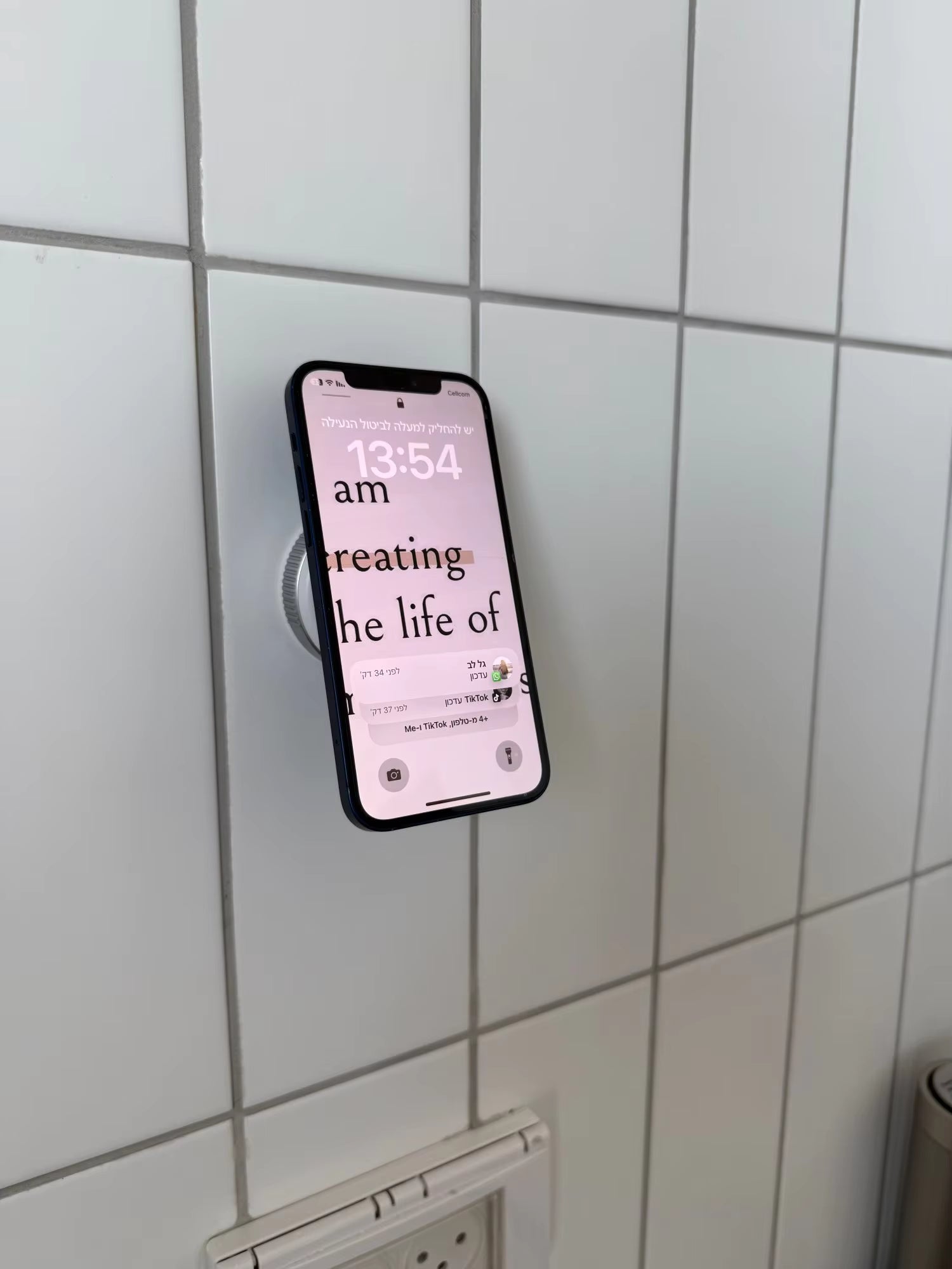 📱 Magnetic Suction Phone Holder – 360° Rotating Universal Mobile Stand